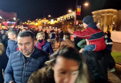 Pauză de la pandemie: Târgul de Crăciun din Oradea a adunat mii de oameni în centrul oraşului (FOTO / VIDEO)