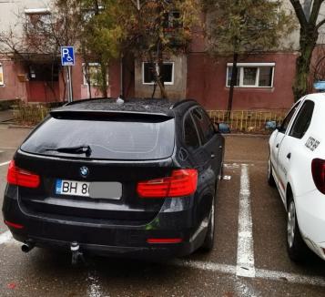 Şoferul care şi-a transformat în parcare un spaţiu verde din Rogerius a fost amendat (FOTO)