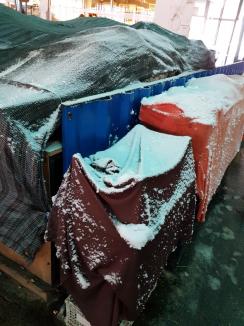 Comercianții din Piața Decebal se plâng că, deși aceasta este acoperită, sunt bătuți de ninsoare (FOTO)