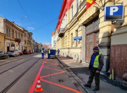 Primăria Oradea a început marcarea parcărilor roşii, taxate cu opt lei pe oră (FOTO)