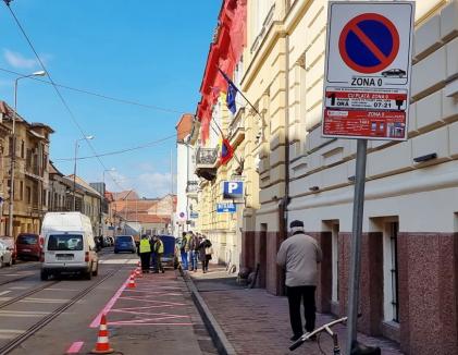Primăria Oradea a început marcarea parcărilor roşii, taxate cu opt lei pe oră (FOTO)