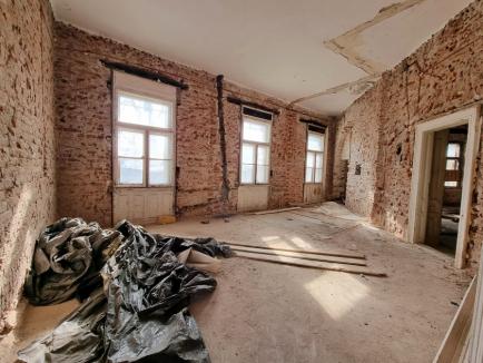 Lucrările de reabilitare a clădirii fostului Spital de Neurologie din Oradea au început cu desfacerea tencuielilor (FOTO)