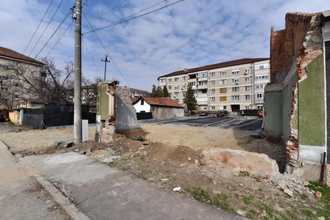 Casa cumpărată de Primăria Oradea în strada Slatinei a devenit... parcare (FOTO)