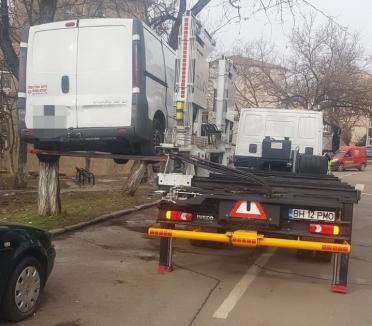 Atenție, șoferi! Poliția Locală Oradea va ridica mașinile parcate neregulamentar inclusiv sâmbăta și duminica, începând din acest weekend (FOTO)