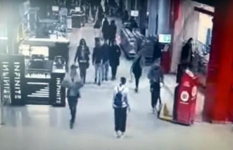 Un tânăr a furat un bancomat cu 230.000 lei dintr-un mall timișorean fără să fie oprit. Vezi aici filmarea jafului!