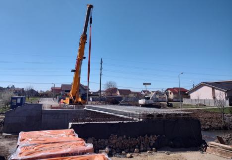 Lucrările la viitorul pod peste Peța din cartierul orădean Ioșia au intrat în faza montării grinzilor (FOTO)