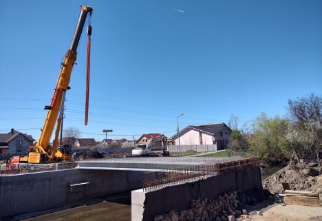 Lucrările la viitorul pod peste Peța din cartierul orădean Ioșia au intrat în faza montării grinzilor (FOTO)