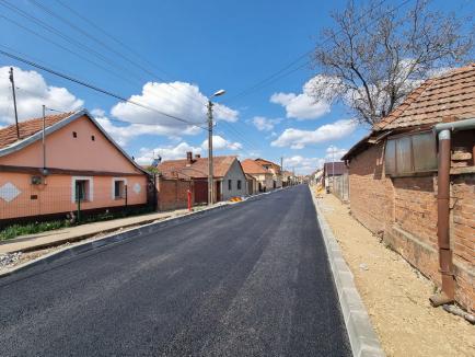 Drumul Hotarului, din cartierul orădean Episcopia, este în curs de modernizare (FOTO)