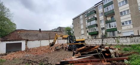 Va fi parcare! Primăria Oradea a demolat casa din strada Vasile Conta cumpărată anul trecut (FOTO)