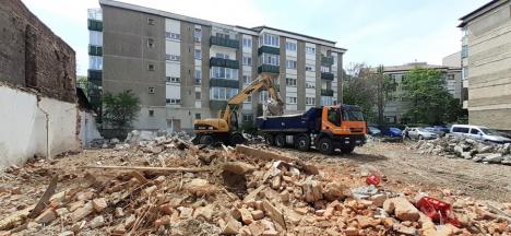 Va fi parcare! Primăria Oradea a demolat casa din strada Vasile Conta cumpărată anul trecut (FOTO)