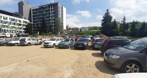 Soluţii de avarie! Primăria Oradea a improvizat o parcare lângă Spitalul Judeţean (FOTO)