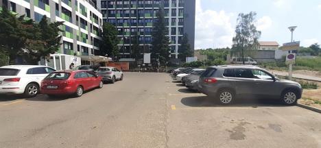 Soluţii de avarie! Primăria Oradea a improvizat o parcare lângă Spitalul Judeţean (FOTO)