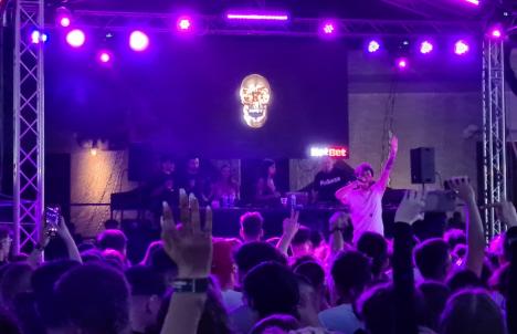 Mini-gangsta. Azteca şi Bvcovia au 'rupt capul' asistenţei minore în cel mai mare concert trap organizat la Oradea (FOTO)