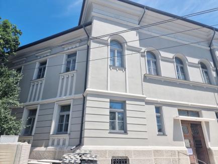 FOTO: Reabilitarea clădirii care a adăpostit fostul spital de neurologie din Oradea, realizată în proporţie de 40%