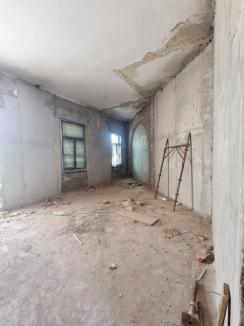 FOTO: Reabilitarea clădirii care a adăpostit fostul spital de neurologie din Oradea, realizată în proporţie de 40%