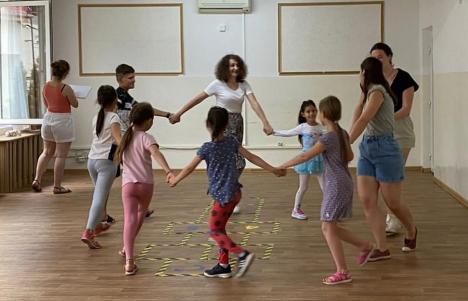 Voluntari austrieci organizează ateliere de engleză şi germană cu copii orădeni la Centrul de zi şi Liceul Greco – Catolic (FOTO)