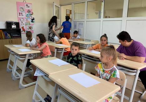 Voluntari austrieci organizează ateliere de engleză şi germană cu copii orădeni la Centrul de zi şi Liceul Greco – Catolic (FOTO)