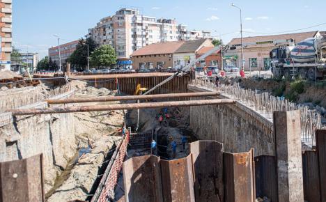 Peste 40% realizat. Constructorii amenajează bazinul de colectare a apelor pluviale de pasajul subteran din Piața Cetății (FOTO)