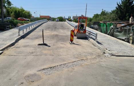 Noul pod peste Peţa din cartierul orădean Ioşia va fi dat în folosinţă pe 1 august (FOTO)