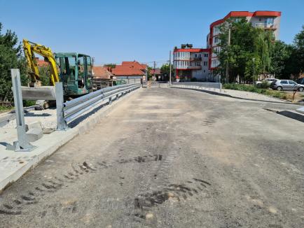 Noul pod peste Peţa din cartierul orădean Ioşia va fi dat în folosinţă pe 1 august (FOTO)