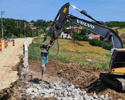 Probleme de stabilitate! Zidurile de sprijin ale străzilor Piersicilor şi Caişilor din Oradea vor fi refăcute pe cheltuiala constructorului