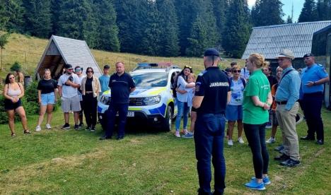 Poliţiştii români şi maghiari au discutat despre riscurile consumului de droguri cu turiştii din zona Boga - Padiş (FOTO)