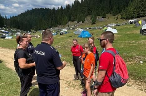 Poliţiştii români şi maghiari au discutat despre riscurile consumului de droguri cu turiştii din zona Boga - Padiş (FOTO)