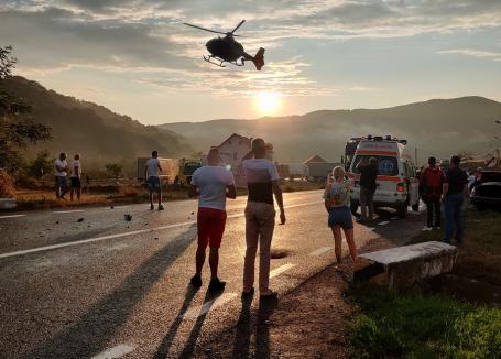 Drumul Oradea - Cluj, blocat în Negreni: Accident între un TIR și un Mercedes, un șofer a rămas încarcerat