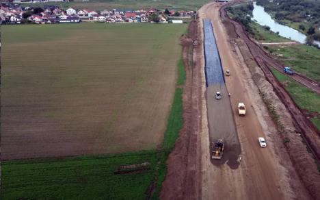 Imagini spectaculoase: Cum arată de sus lucrările la drumul de legătură dintre centura Oradea şi Autostradă (FOTO / VIDEO)