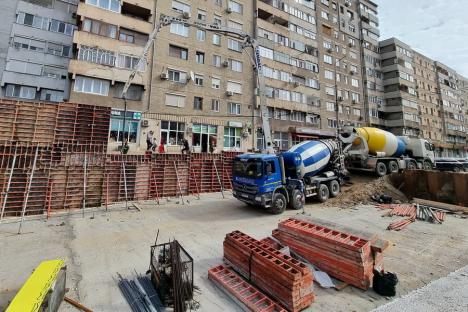 Constructorul a început turnarea pereţilor rampei dinspre Nufărul a pasajului din Piaţa Cetăţii din Oradea (FOTO)