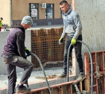 Constructorul a început turnarea pereţilor rampei dinspre Nufărul a pasajului din Piaţa Cetăţii din Oradea (FOTO)