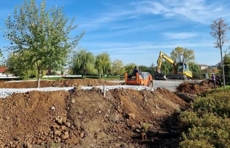 O nouă pistă de tip pump track, în Oradea. Au început lucrările în parcul Salca II (FOTO)