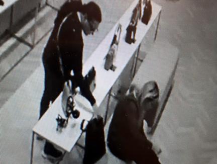 Hoață „prinsă” pe camere... degeaba! Victima unui furt din Lotus Center a descoperit că sistemul de supraveghere video este inutil pentru găsirea rapidă a făptașei! (FOTO)