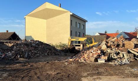 Primăria Oradea a început demolarea caselor preluate pentru amenajarea parcului din strada Rectorului. Urmează noi exproprieri! (FOTO)