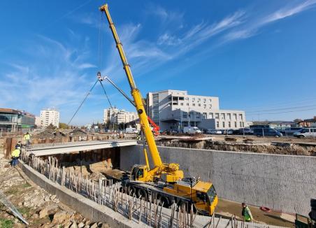 Constructorii au început acoperirea pasajului subteran din faţa Pieţei Cetate din Oradea (FOTO)