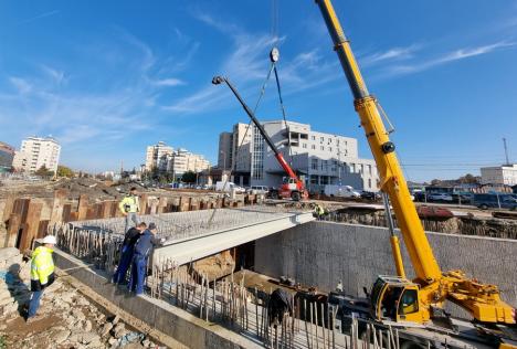 Constructorii au început acoperirea pasajului subteran din faţa Pieţei Cetate din Oradea (FOTO)