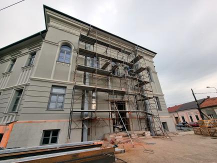Va fi incubator de afaceri. Reabilitarea clădirii fostului spital de neurologie din Oradea este realizată în proporție de 60% (FOTO)