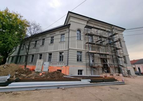Va fi incubator de afaceri. Reabilitarea clădirii fostului spital de neurologie din Oradea este realizată în proporție de 60% (FOTO)