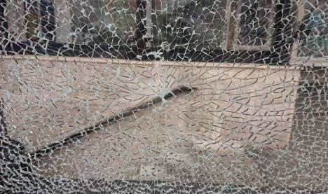 Ne enervează: Vandalii care au 'împuşcat' vitrina din sticlă care acoperă pasajul subteran din Bulevardul Magheru (FOTO)