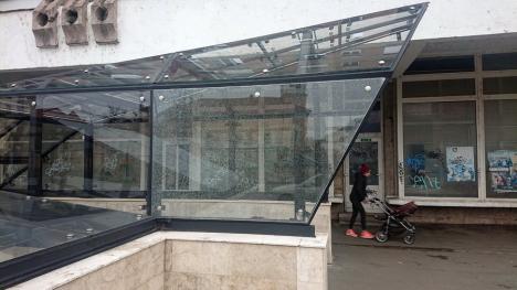 Ne enervează: Vandalii care au 'împuşcat' vitrina din sticlă care acoperă pasajul subteran din Bulevardul Magheru (FOTO)