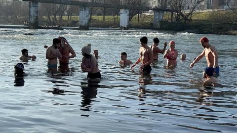 Metoda Wim Hof. 14 tineri orădeni au ieşit la scăldat în Crişul Repede pe 6 grade Celsius (FOTO)