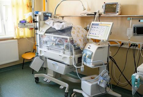 Maternitatea orădeană recuperează din PNRR investițiile de 22 milioane lei în modernizarea terapiei intensive pentru nou născuţi
