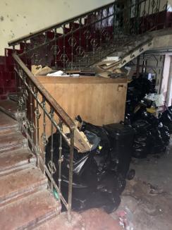 Ne enervează: Locuitorii Palatului Vulturul Negru din Oradea, inundați de gunoaiele aruncate de angajații a două localuri din pasaj