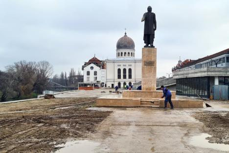 Statuia lui Mihai Eminescu din Oradea a intrat într-un proces de cosmetizare, după ani în care a stat „la cutie”