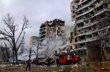 Trei zile de doliu. Peste 20 de civili morţi şi 70 de răniţi în urma unui atac cu rachetă în Ucraina (FOTO)
