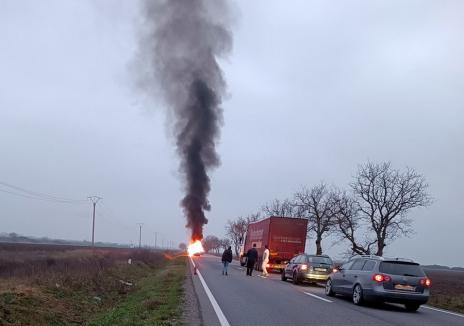 Mașină în flăcări, pe DN 79, în Bihor! Traficul este îngreunat