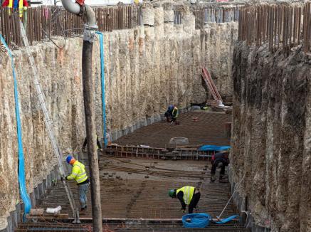 Pasajele din Piața Gojdu din Oradea: Constructorii au forat 1.600 din cei 2.000 de stâlpi de beton care le vor susţine (FOTO)