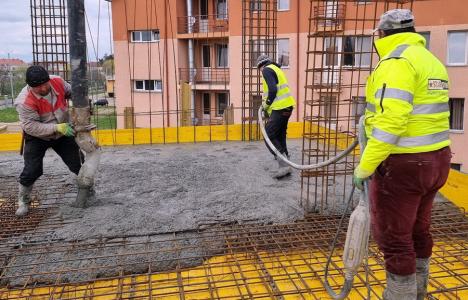 Noul campus universitar din Oradea: Constructorii toarnă planşeul pentru etajul întâi al primului cămin (FOTO)