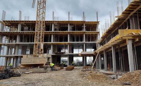 Noul campus universitar din Oradea: Constructorii toarnă planşeul pentru etajul întâi al primului cămin (FOTO)