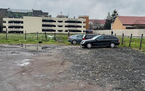 Zidul parcării din Oradea în care se strâng mașinile ridicate de pe străzi s-a prăbușit (FOTO)